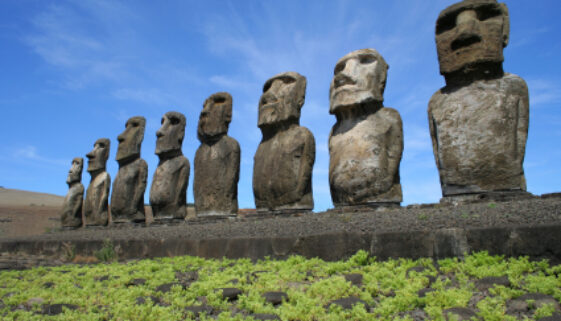 Easter Island = Isla de Pasqua = Rapa Nui: Ahu Tongariki