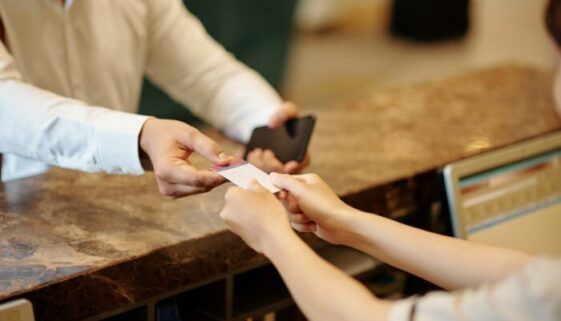 Wie checkt man im Hotel ein?